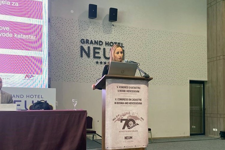 Slika Ariana Bakija Lopac drži prezentaciju u Neumu